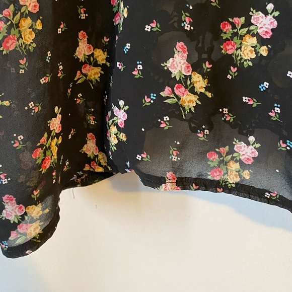 Iris Basic floral crochet lace sleeveless tank blouse - Large - Picture 7 of 13